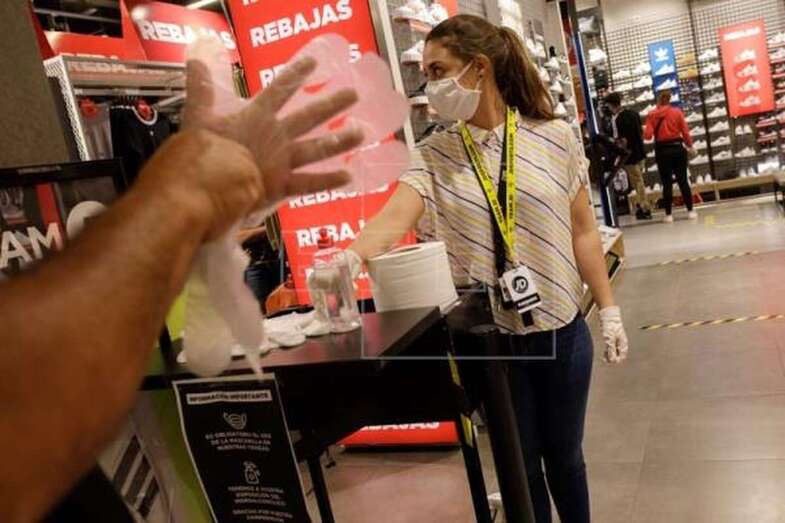Una dependienta recibe a los clientes en una tienda deportiva, en una foto de archivo / EFE Ramón de la Rocha